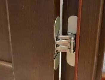 Скрытая дверная крепёжная фурнитура